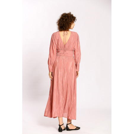 Robe longue col V plissée