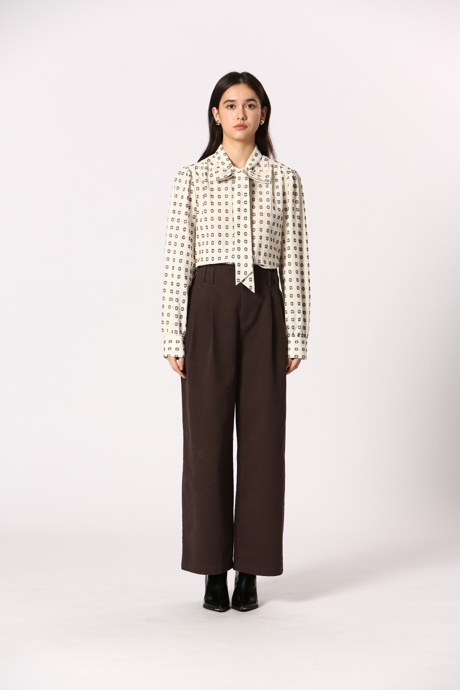 Chemise à pois col lavallière